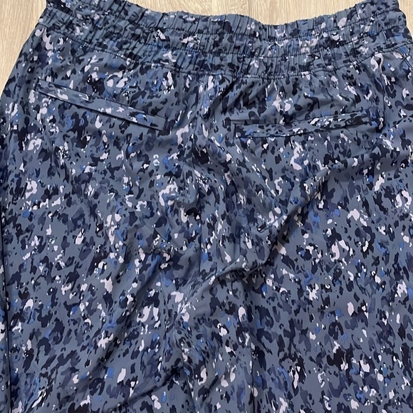 Athleta Avenue Wide Leg Crop Pants in blue camo - size 8 - Picture 5 of 14
